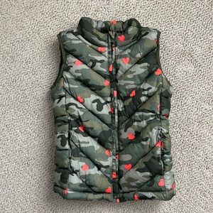 Gap Kids Puffer Vest Camo Camouflage with Hearts Size Medium Preowned